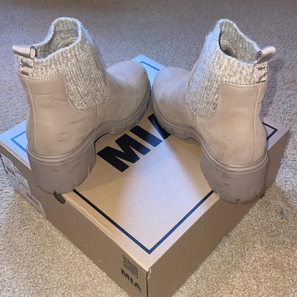 MIA Madisyn Lug Ankle Boot - Picture 5 of 10